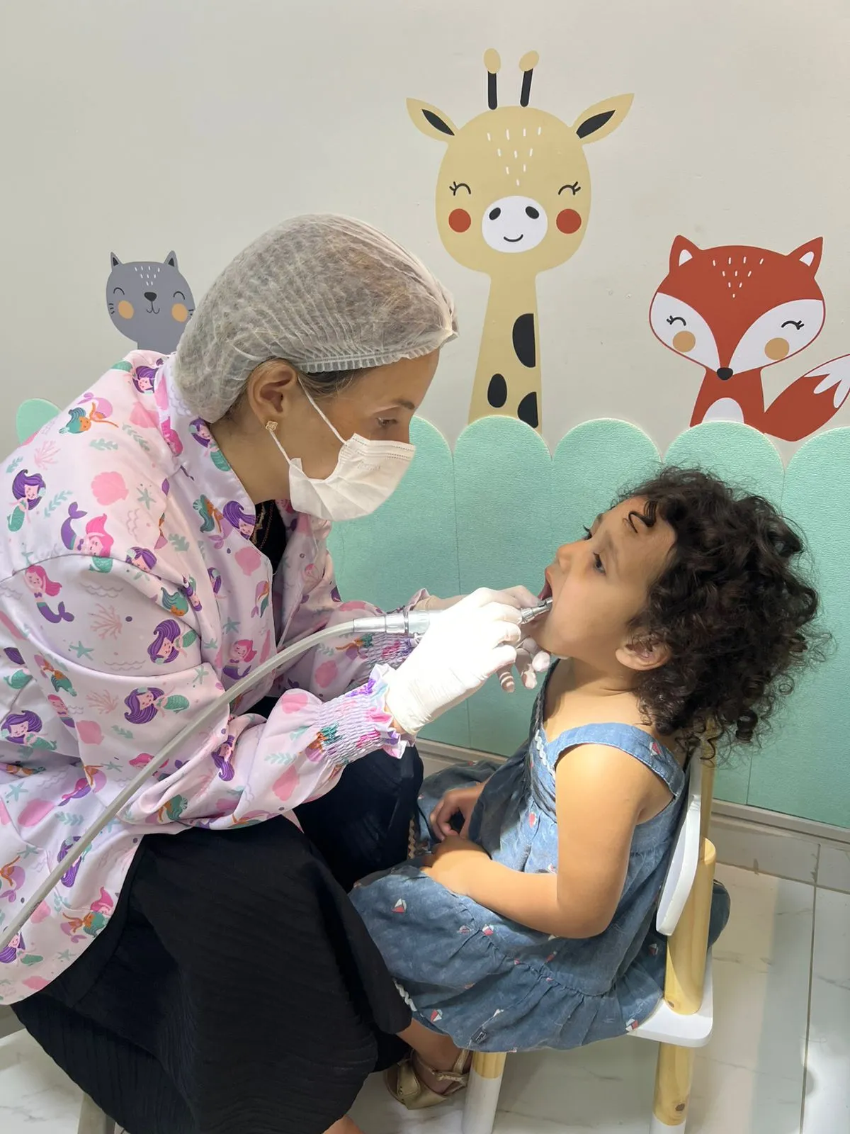 Atendimento lúdico e cuidadoso com odontopediatra especializada